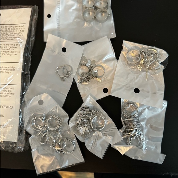 Costume ring set and metallic temporary tattoos - Picture 5 of 8